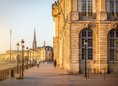 Minibus hire in Bordeaux: discover the South West and its unmissable surf spots