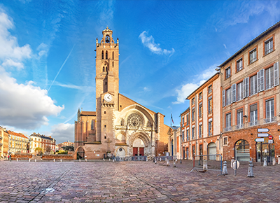 Toulouse minibus hire : explore the Pink City with your family !